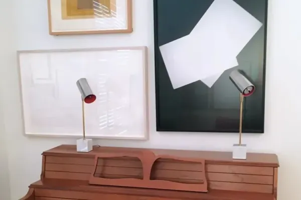 Œuvres de Josef Albers et Karilee Fuglem sur un mur